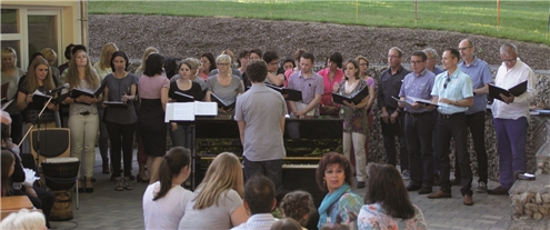 Der moderne Chor „TonArt“ Hambuch gab in den Grünanlagen vor der neuen Probstei ein sehens- und hörenswertes Open-Air-Konzert. TE